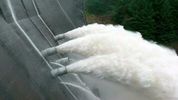 hydro-elektrisch macht station pompen water door een dam langzaam beweging video