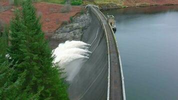 water gemotiveerd door een zwaartekracht gevoed hydro-elektrisch macht station dam langzaam beweging video