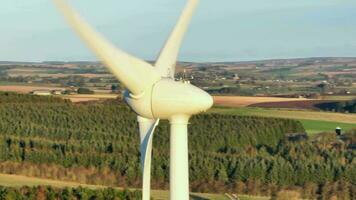 vent turbine à le coucher du soleil générateur renouvelable énergie video