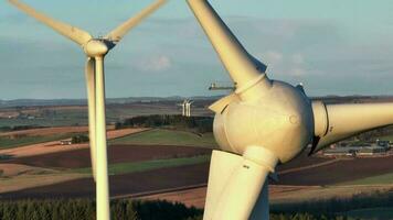 viento granja turbinas a puesta de sol generando renovable poder video