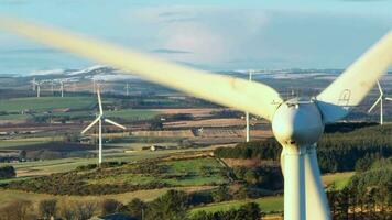 wind boerderij turbines Bij zonsondergang genereren hernieuwbaar macht video