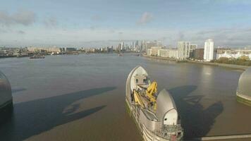 Londres Tamisa barreira uma proteção contra Alto marés e inundar água video