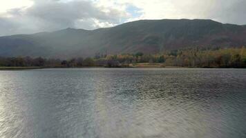 de sjöar och bergen av derwentwater i de sjö distrikt i de Storbritannien video