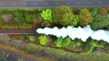 pássaro olho Visão do uma vapor trem dentro Escócia em a famoso rota video