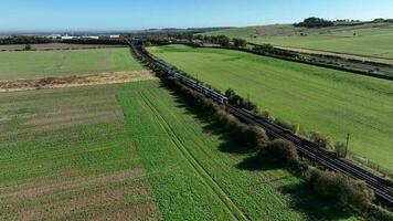 viajero diario al trabajo tren exceso de velocidad mediante el campo en el Reino Unido video