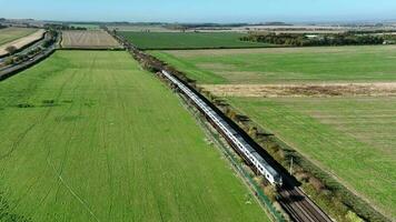 banlieusard train excès de vitesse par le campagne dans le Royaume-Uni video