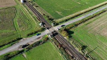 veloce pendolare treno passaggio al di sopra di un' livello attraversamento video