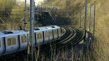 uk forens trein op reis langs de spoorweg infrastructuur video