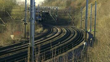 Reino Unido viajero diario al trabajo tren de viaje a lo largo el ferrocarril infraestructura video