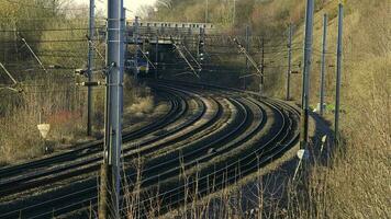 Reino Unido viajero diario al trabajo tren de viaje a lo largo el ferrocarril infraestructura video