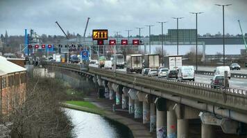 Fahrzeuge auf ein Autobahn während eilen Stunde video