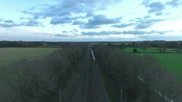 banlieusard chemin de fer train à crépuscule aérien vue video