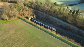 pendolare treno eccesso di velocità attraverso un' tunnel nel il campagna video