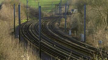 viajero diario al trabajo tren y ferrocarril infraestructura en el Reino Unido video