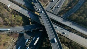 aéreo Visão do uma ocupado rodovia intercâmbio com veículos dirigindo video