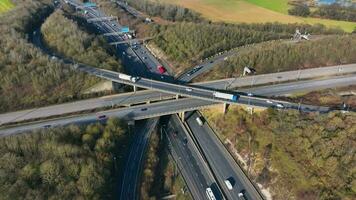 vehículos a prisa hora conducción mediante un autopista intersección aéreo ver video