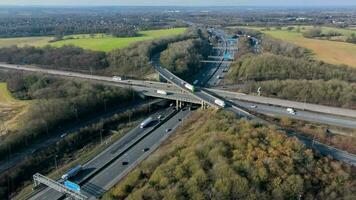 aéreo ver de un ocupado autopista y autopista intercambio video