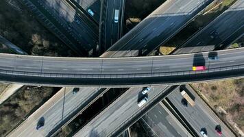 aéreo ver de un ocupado autopista y autopista intercambio video