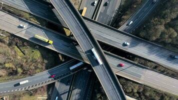 pressa hora veículos dirigindo em uma rodovia intercâmbio junção aéreo Visão video