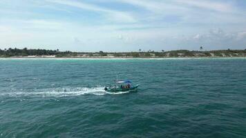 pescar excursión barco a mar tomando turistas fuera a captura pescado en mexico video