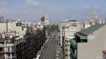 typisch straten met voertuigen en stad keer bekeken van Barcelona stad in Spanje video