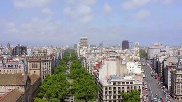 grande através da dentro Barcelona uma treelined rua dentro a movimentado gótico cidade video