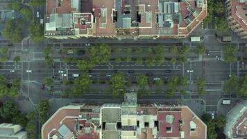 Autos Fahren durch das Straßen von ein Stadt Vogel Auge Aussicht video