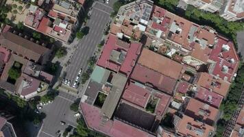 temps laps aérien de Barcelone ville des rues avec Véhicules parmi bâtiments video
