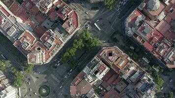 Stadt Straßen und Dächer von Barcelona im das Sommer- Vogel Auge Aussicht video