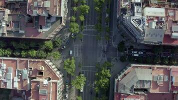 Véhicules conduite par un intersection dans Barcelone ville des oiseaux œil vue video