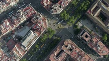 Stadt Straßen und Dächer von Barcelona im das Sommer- Vogel Auge Aussicht video