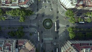 vehículos conducción mediante un rotonda en Barcelona ciudad aves ojo ver video