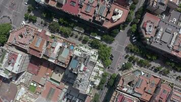 Barcelona stad antenne visie van de cbd en straten met voertuigen video