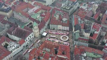 lindo inverno Natal mercado dentro uma cidade visto a partir de a aéreo Visão video