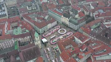 bellissimo inverno Natale mercato nel un' città visto a partire dal un aereo Visualizza video