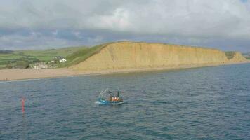 uma comercial pescaria embarcação às mar dentro a Reino Unido video