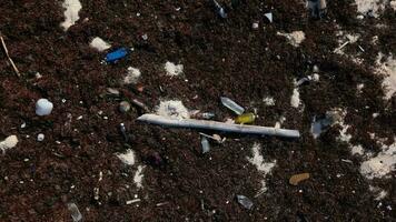 Plastik Abfall übersät auf ein Strand verursacht durch Schluss machen von Kunststoffe im das Ozean video