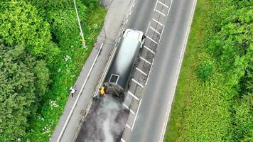 Straße Erneuerung Antenne Aussicht von Oberfläche Dressing Mikro Asphalt Prozess video