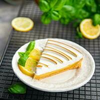 dulce limón tarta merengue postre Listo a comer comida comida bocadillo en el mesa Copiar espacio comida antecedentes rústico parte superior ver foto