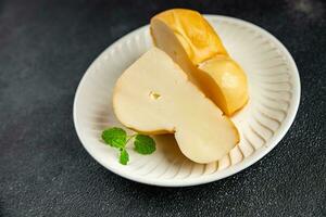 queso scamorza ahumado sabor comida bocadillo en el mesa Copiar espacio comida antecedentes rústico parte superior ver foto