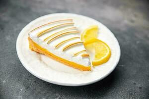 dulce limón tarta merengue postre Listo a comer comida comida bocadillo en el mesa Copiar espacio comida antecedentes rústico parte superior ver foto