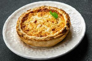 Quiche sabroso tarta Relleno comida comida bocadillo en el mesa Copiar espacio comida antecedentes rústico parte superior ver foto