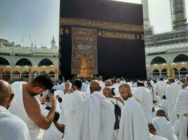 la meca, saudi arabia, abril 2023 - peregrinos desde todas terminado el mundo son presente en el patio de masjid al haram para tawaf. foto