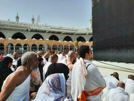 la meca, saudi arabia, abril 2023 - peregrinos desde todas terminado el mundo son presente en el patio de masjid al haram para tawaf. foto