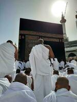 la meca, saudi arabia, abril 2023 - peregrinos desde todas terminado el mundo son presente en el patio de masjid al haram para tawaf. foto