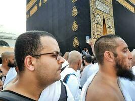 la meca, saudi arabia, abril 2023 - peregrinos desde todas terminado el mundo son presente en el patio de masjid al haram para tawaf. foto