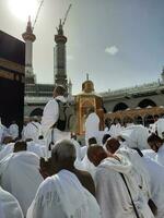 la meca, saudi arabia, abril 2023 - peregrinos desde todas terminado el mundo son presente en el patio de masjid al haram para tawaf. foto