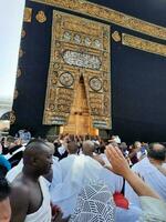 la meca, saudi arabia, abril 2023 - peregrinos desde todas terminado el mundo son presente en el patio de masjid al haram para tawaf. foto