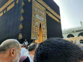 la meca, saudi arabia, abril 2023 - peregrinos desde todas terminado el mundo son presente en el patio de masjid al haram para tawaf. foto