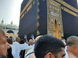 la meca, saudi arabia, abril 2023 - peregrinos desde todas terminado el mundo son presente en el patio de masjid al haram para tawaf. foto